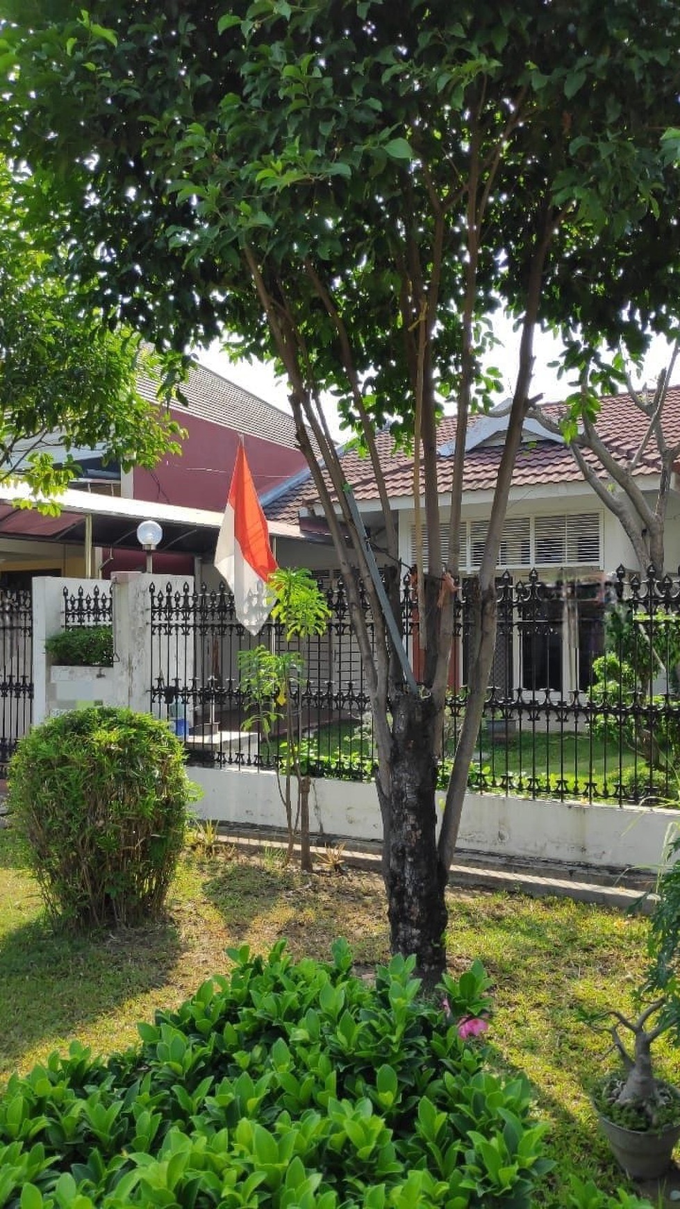 MURAH LUAS Dijual Rumah Darmo Sentosa Raya - Surabaya Barat Strategis dekat Akses Tol Satelit , Perum Villa Bukit Mas , Raya Mayjen Sungkono