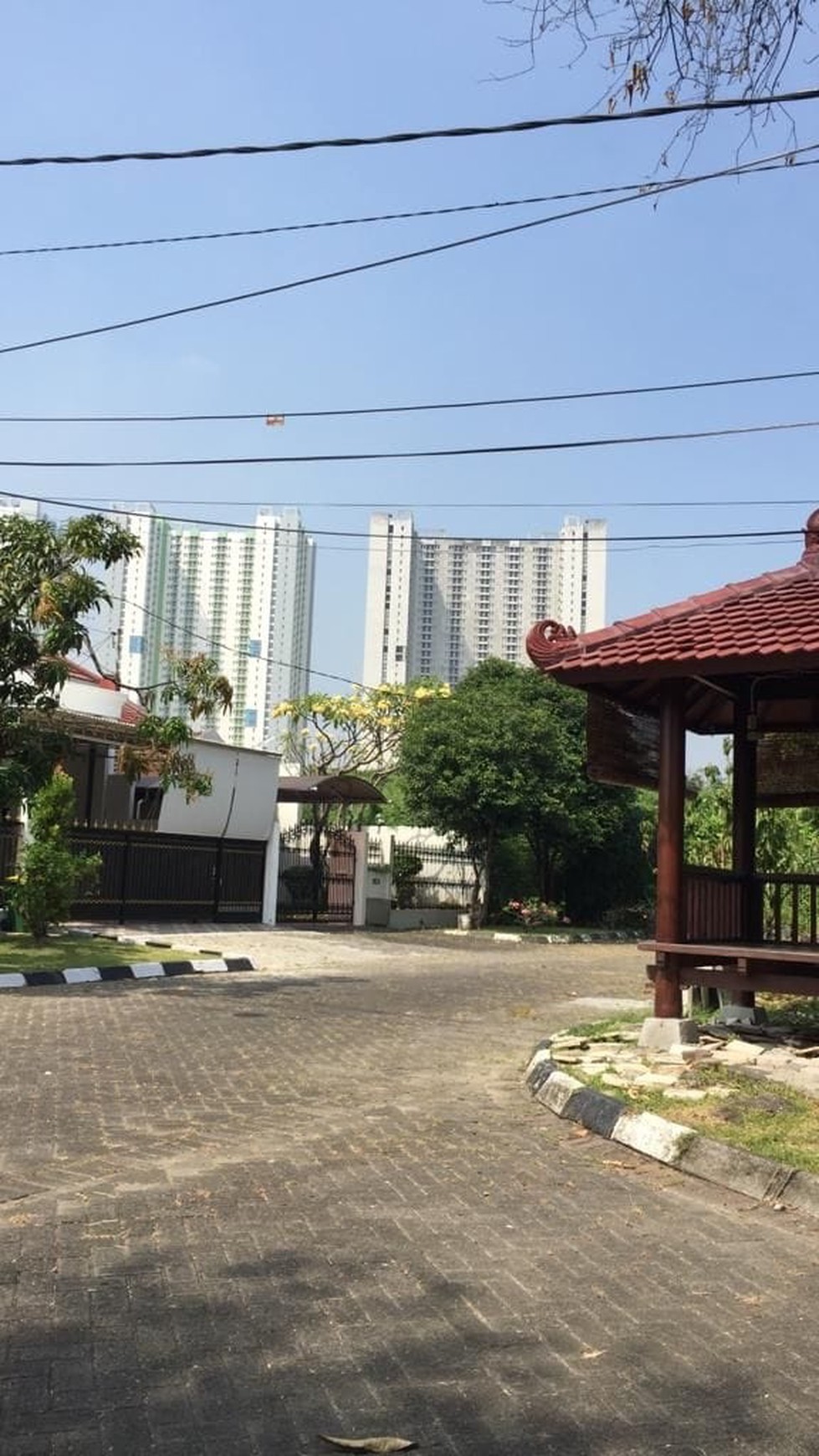 MURAH LUAS Dijual Rumah Darmo Sentosa Raya - Surabaya Barat Strategis dekat Akses Tol Satelit , Perum Villa Bukit Mas , Raya Mayjen Sungkono