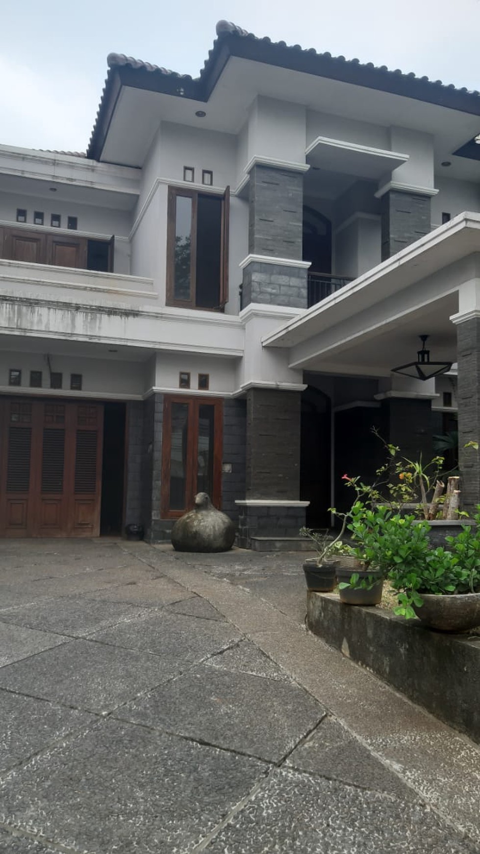RUMAH  DENGAN  HARGA MURAH, DILOKASI  ELITE,TENANG STRATEGIS  DI MENTENG JAKARTA PUSAT
