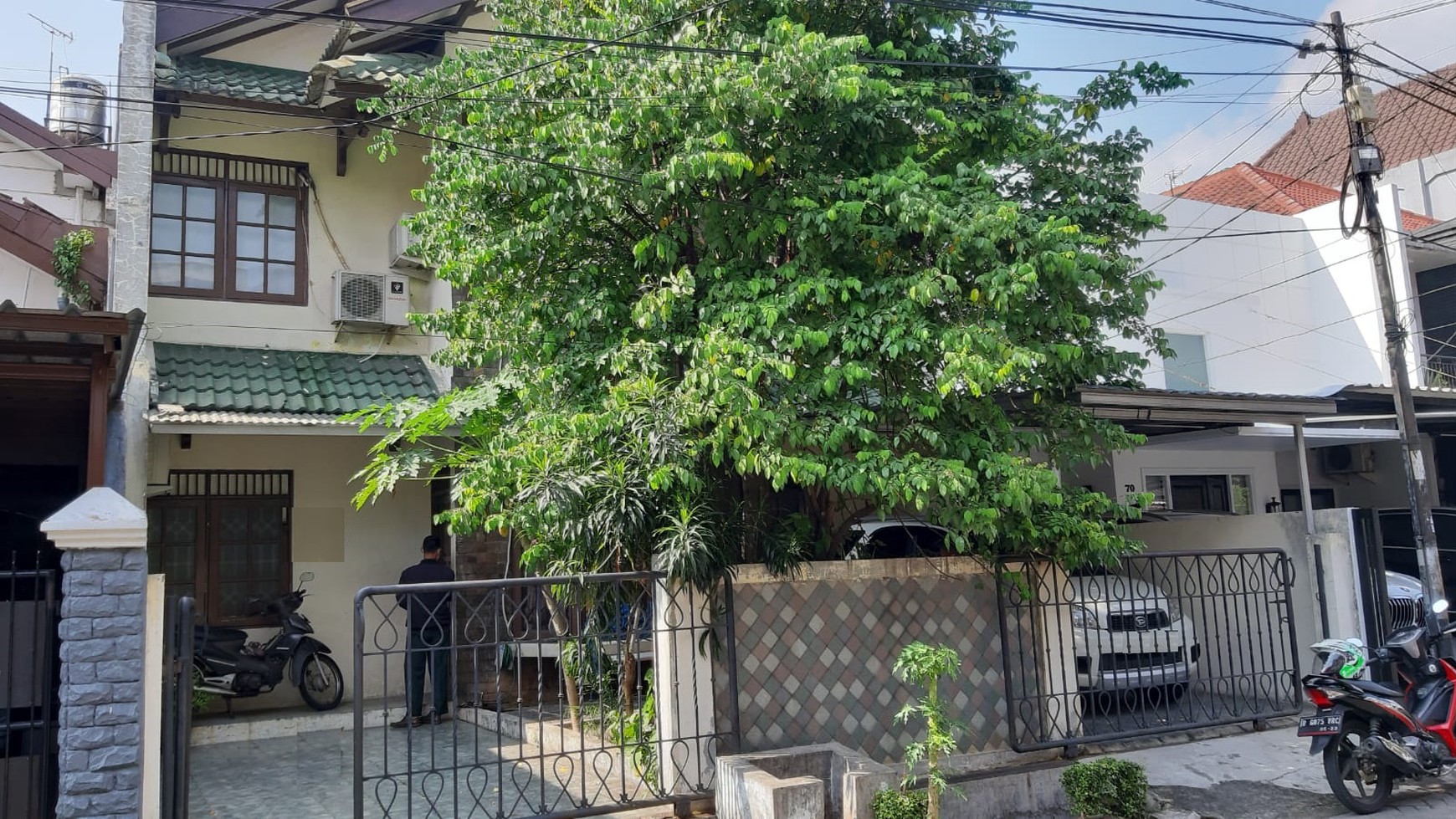 Rumah siap huni, 2 lantai, bebas banjir di Bintaro Sektor 5..