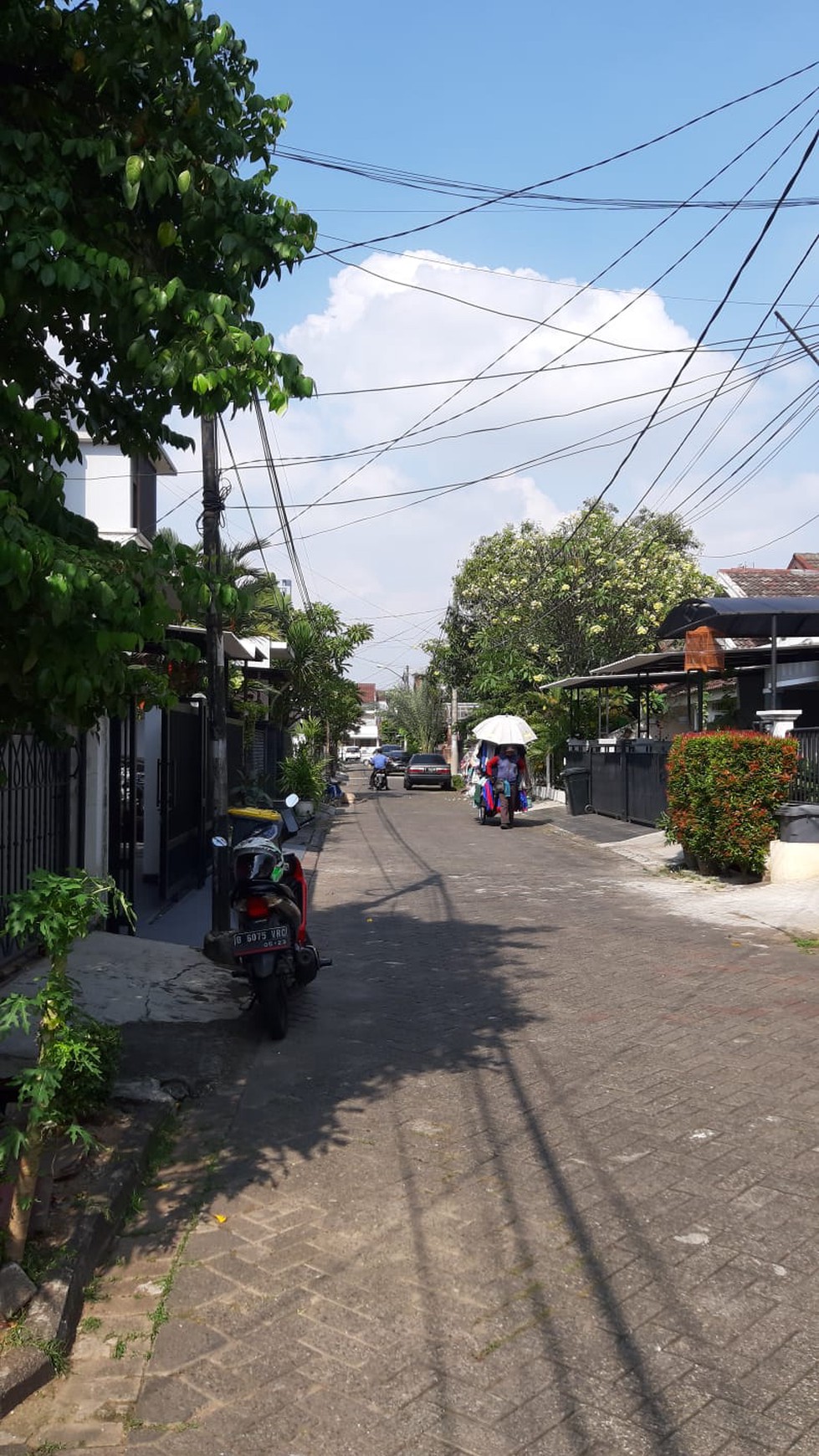 Rumah siap huni, 2 lantai, bebas banjir di Bintaro Sektor 5..