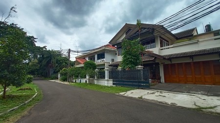 Rumah dua lantai semi furnished, hoek, hadap taman di Bukit Permai Cibubur