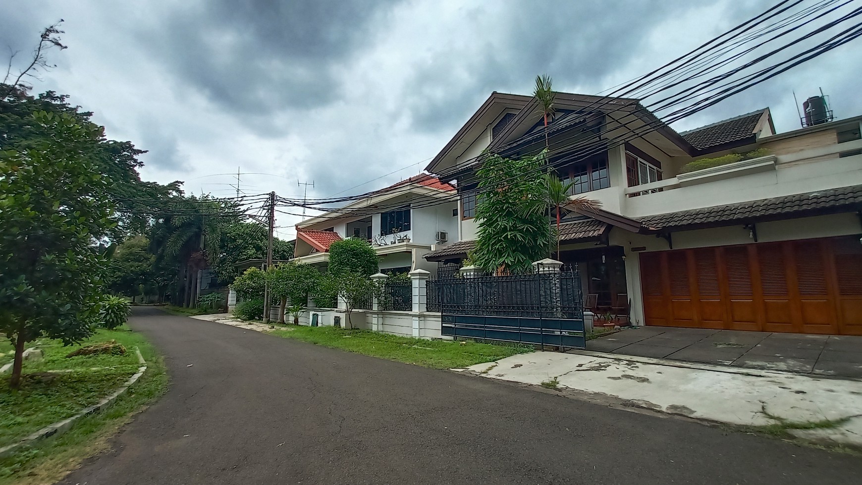 Rumah dua lantai semi furnished, hoek, hadap taman di Bukit Permai Cibubur