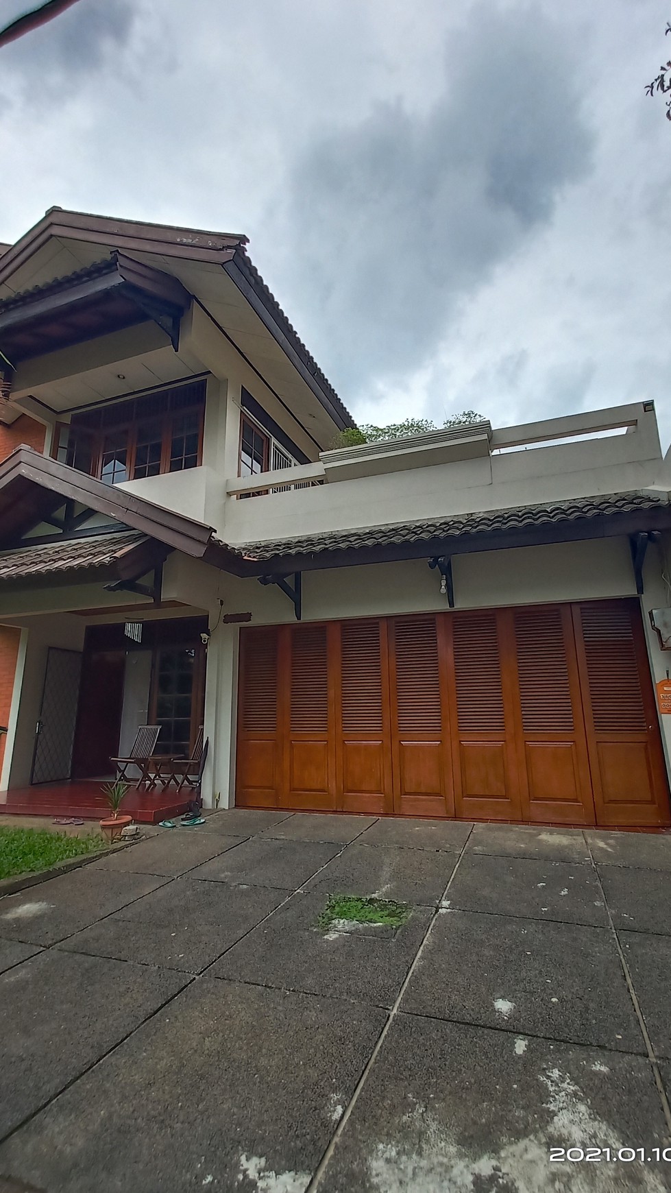 Rumah dua lantai semi furnished, hoek, hadap taman di Bukit Permai Cibubur