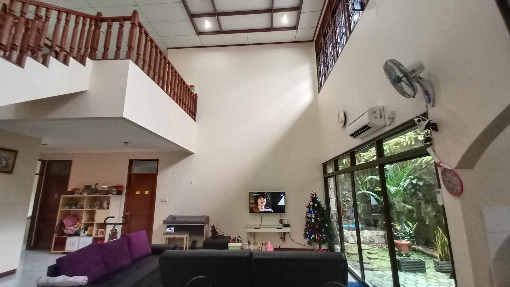 Rumah dua lantai semi furnished, hoek, hadap taman di Bukit Permai Cibubur