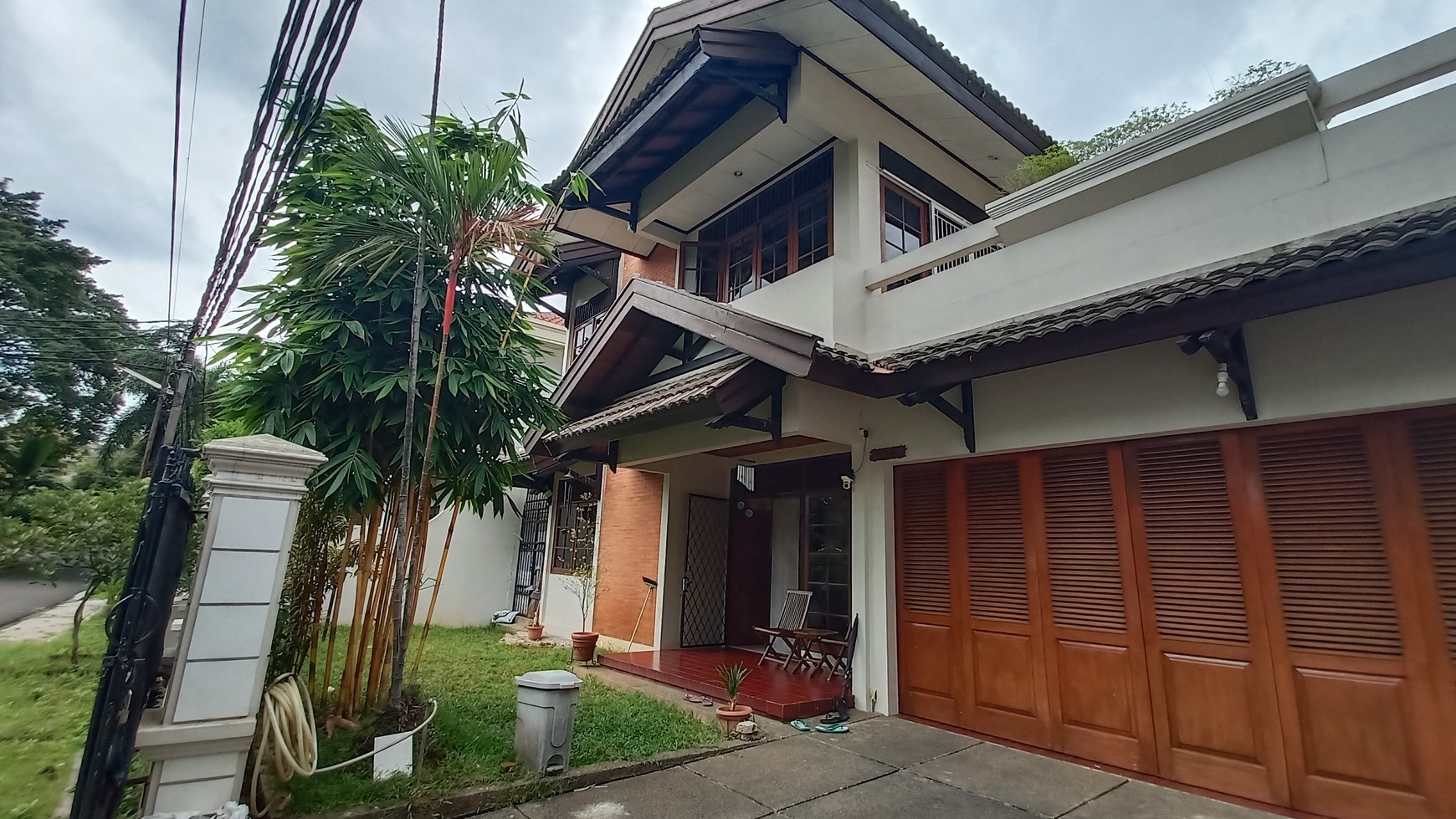 Rumah dua lantai semi furnished, hoek, hadap taman di Bukit Permai Cibubur