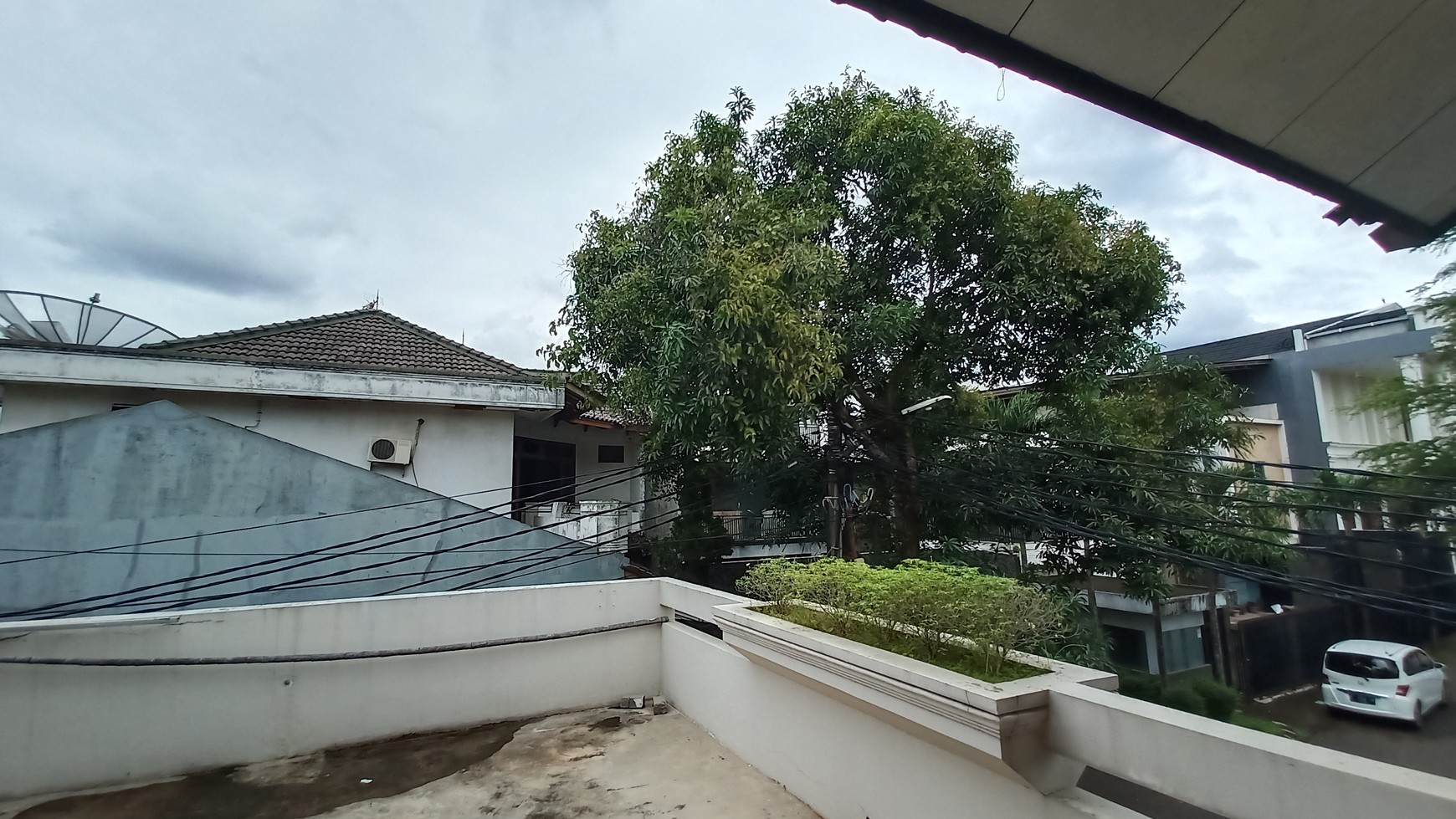 Rumah dua lantai semi furnished, hoek, hadap taman di Bukit Permai Cibubur