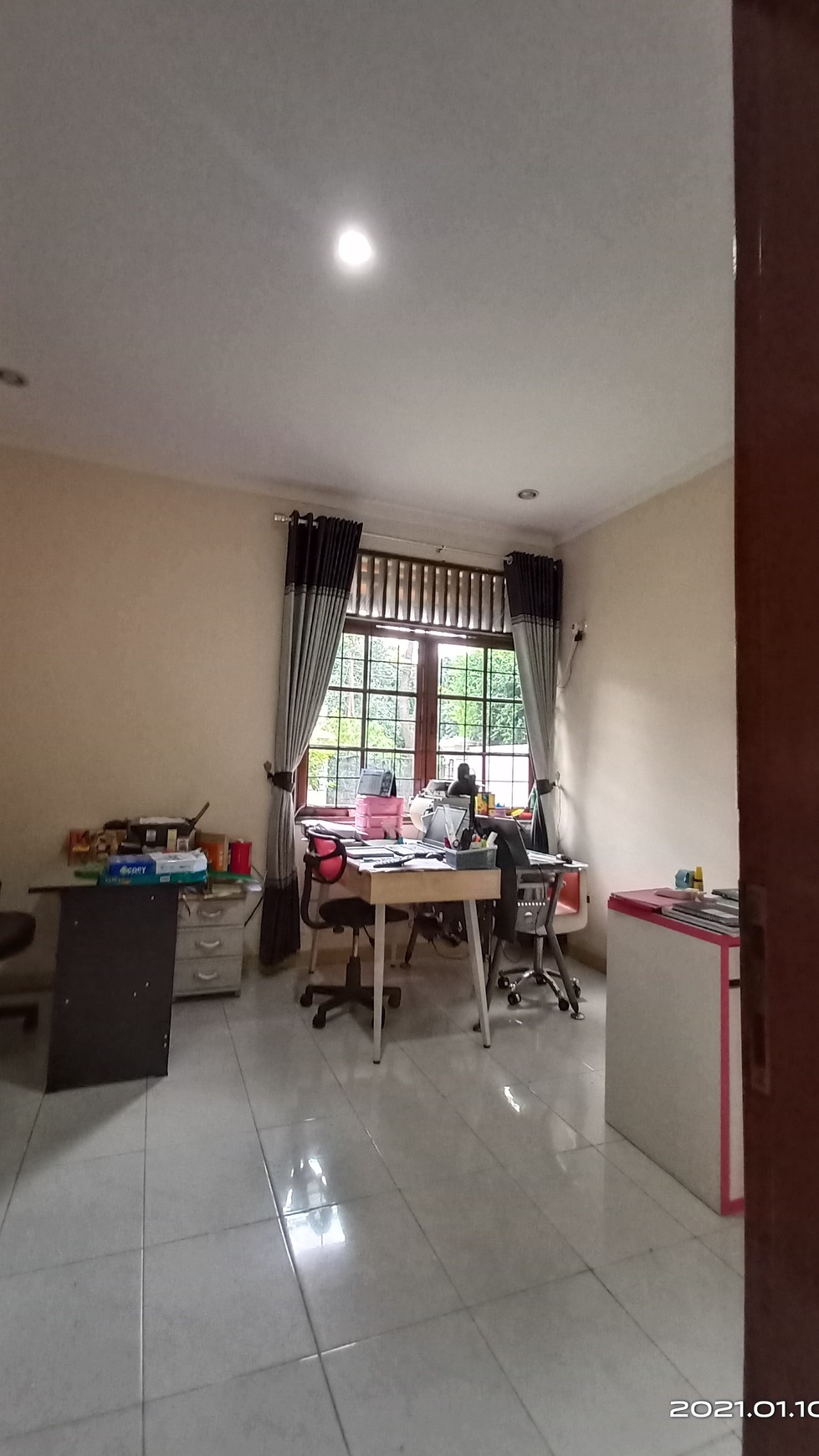 Rumah dua lantai semi furnished, hoek, hadap taman di Bukit Permai Cibubur