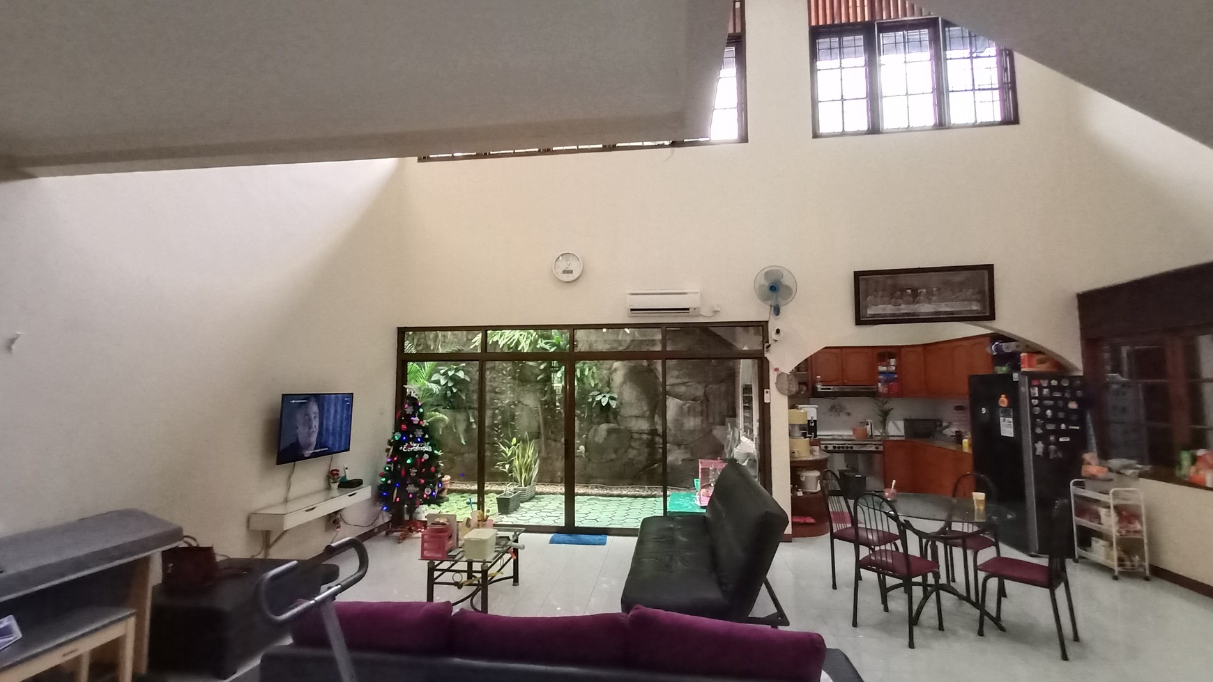 Rumah dua lantai semi furnished, hoek, hadap taman di Bukit Permai Cibubur