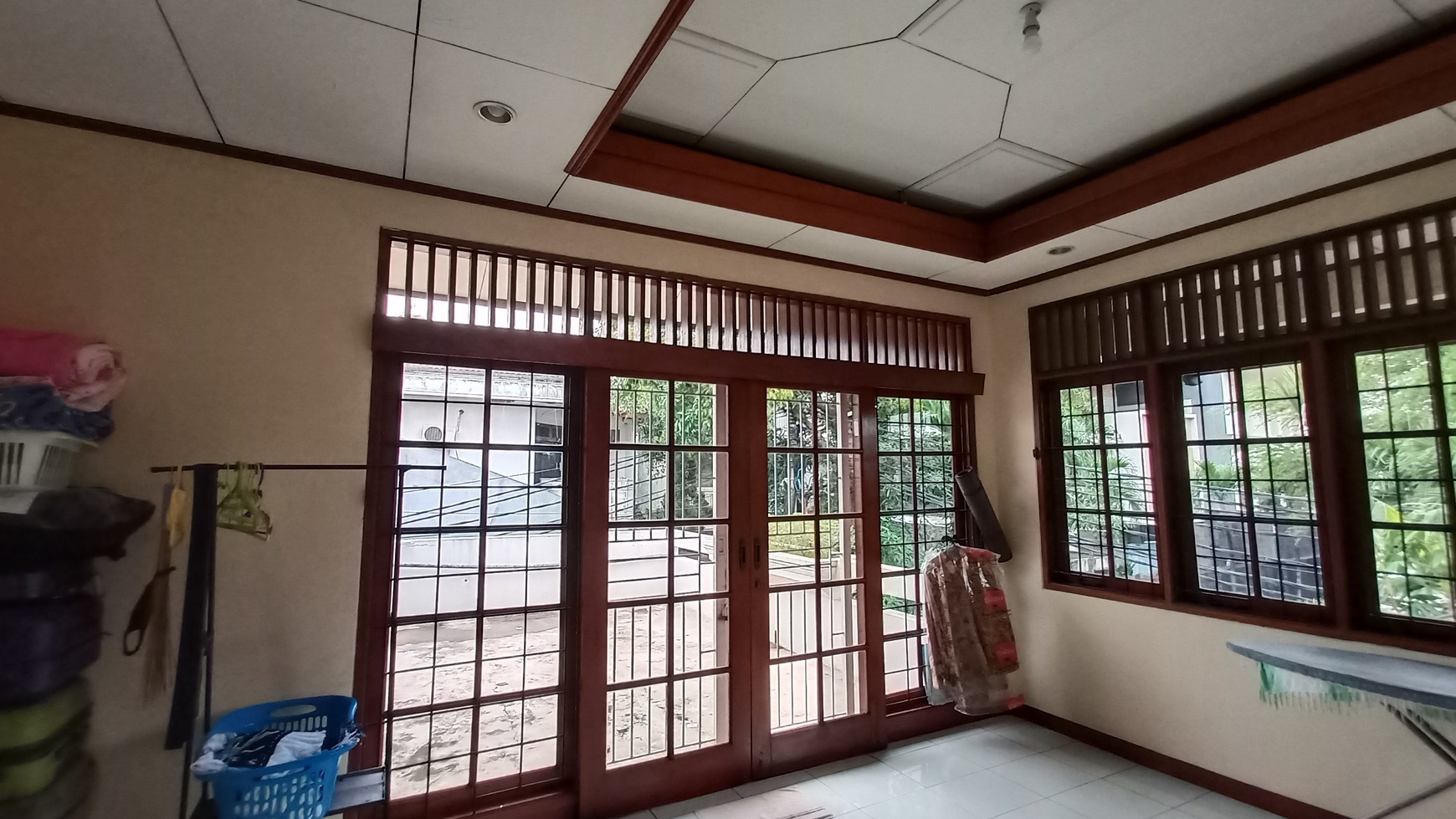 Rumah dua lantai semi furnished, hoek, hadap taman di Bukit Permai Cibubur