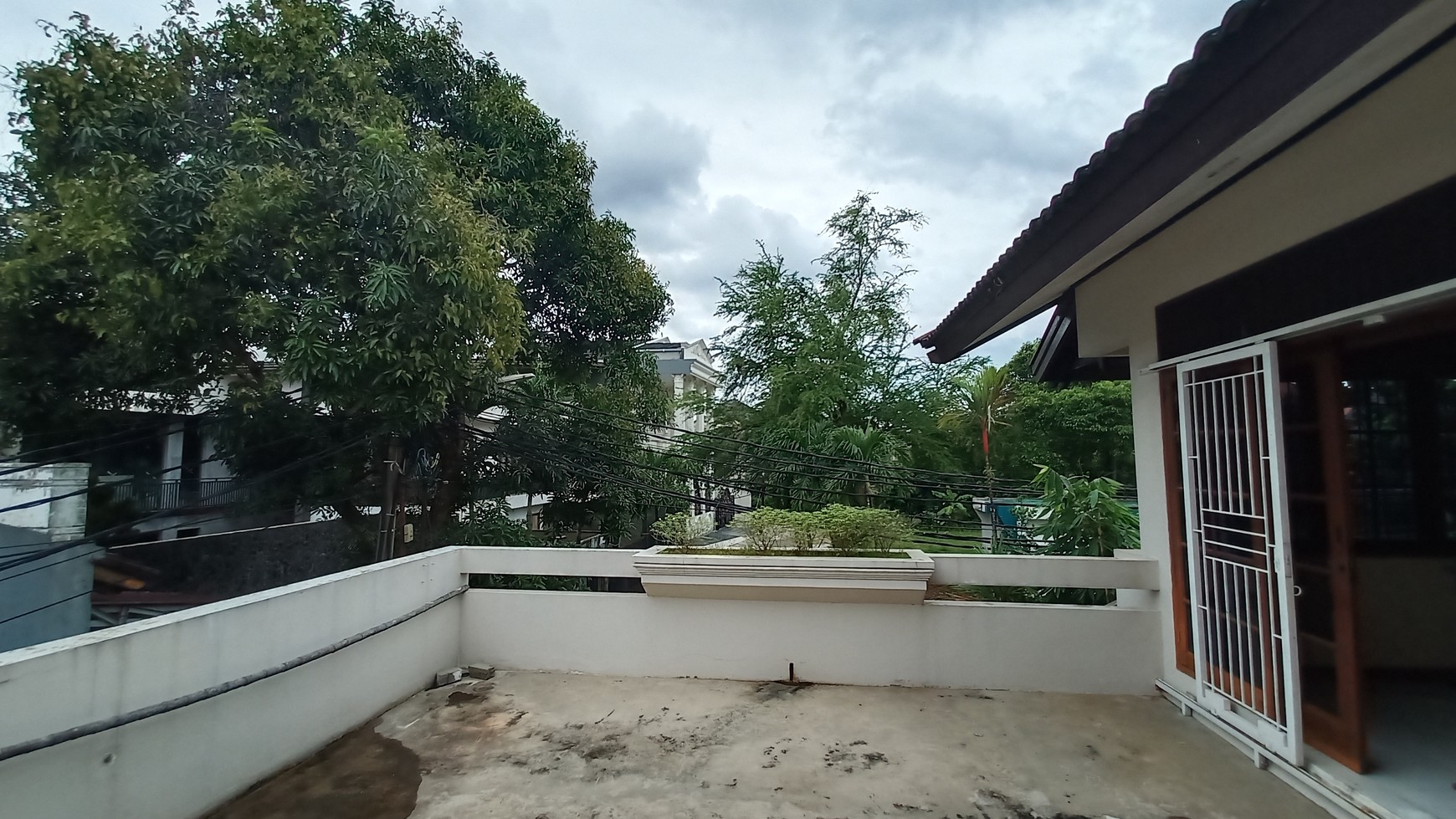 Rumah dua lantai semi furnished, hoek, hadap taman di Bukit Permai Cibubur