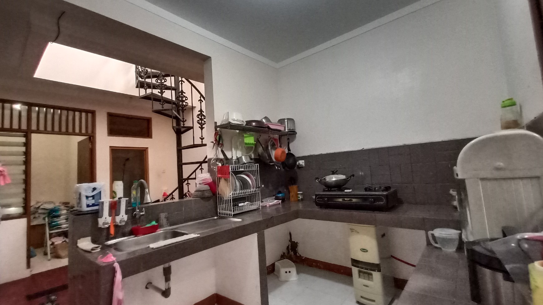 Rumah dua lantai semi furnished, hoek, hadap taman di Bukit Permai Cibubur