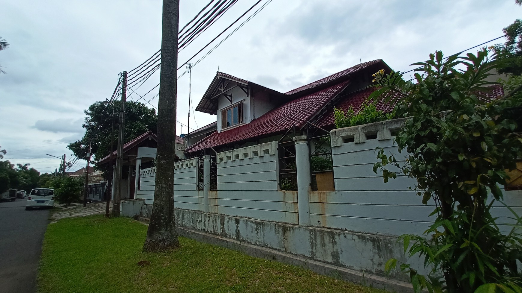 Rumah dua lantai semi furnished, luas posisi Hoek di Bukit Permai Cibubur