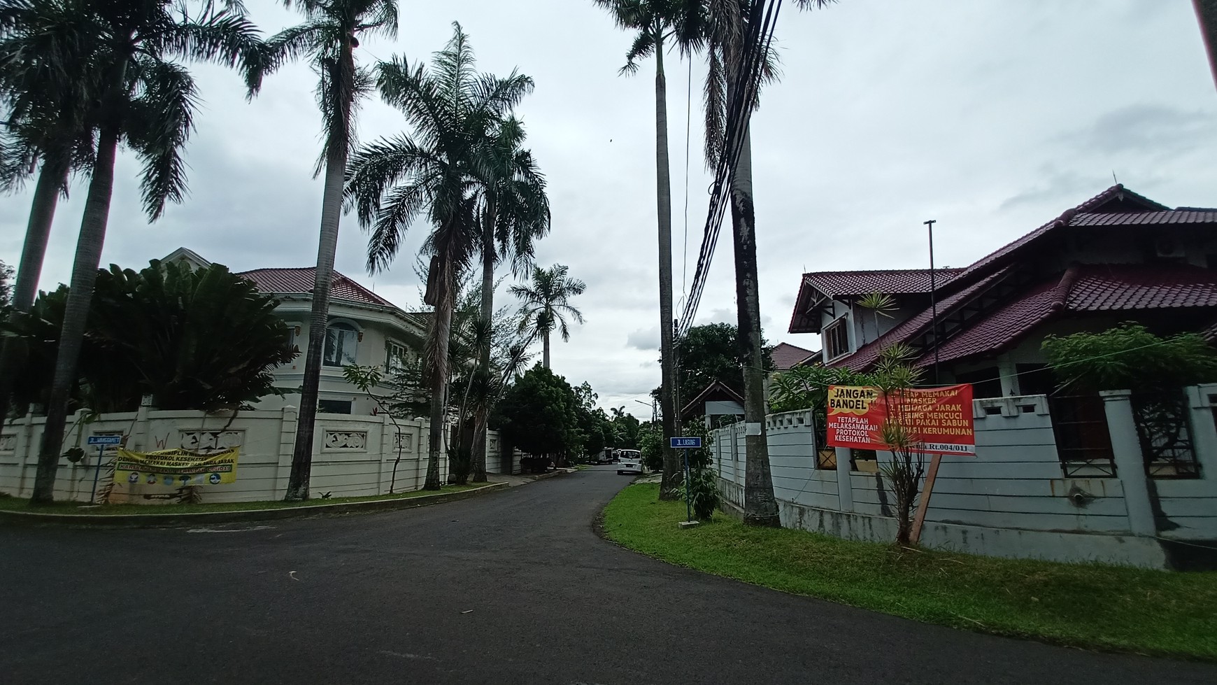 Rumah dua lantai semi furnished, luas posisi Hoek di Bukit Permai Cibubur