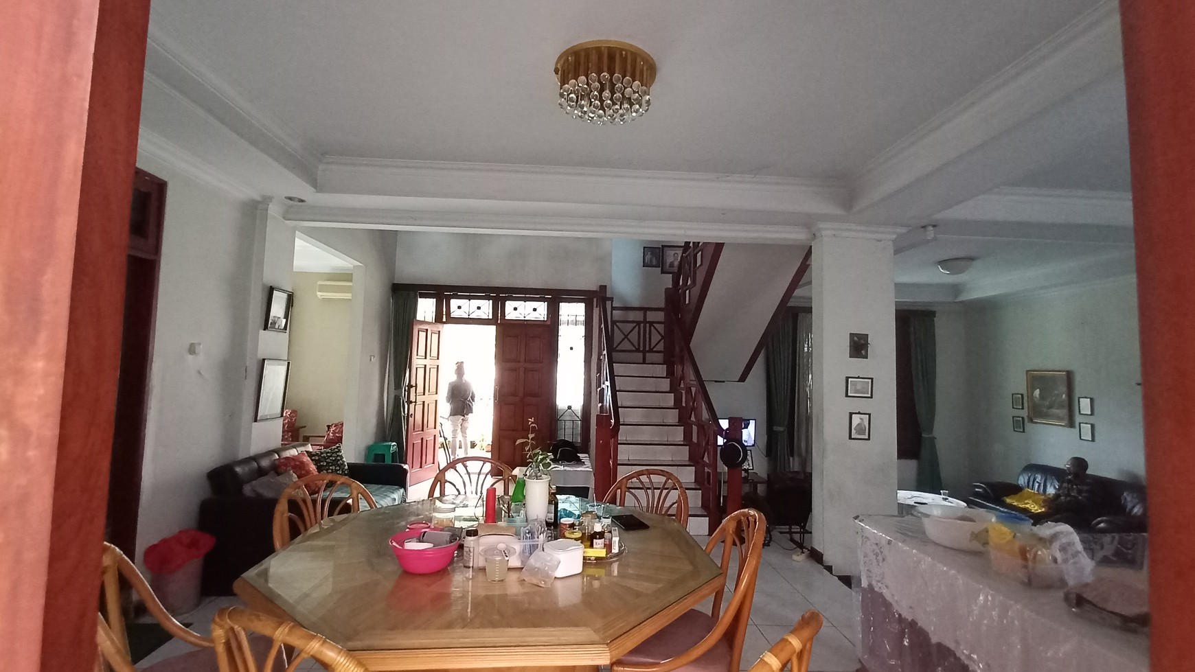 Rumah dua lantai semi furnished, luas posisi Hoek di Bukit Permai Cibubur