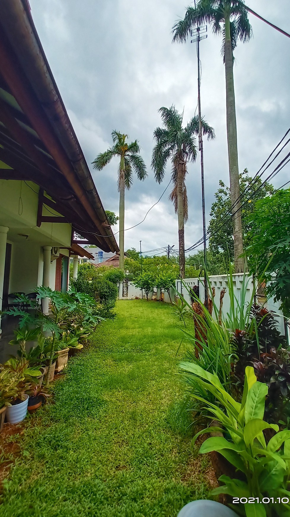 Rumah dua lantai semi furnished, luas posisi Hoek di Bukit Permai Cibubur