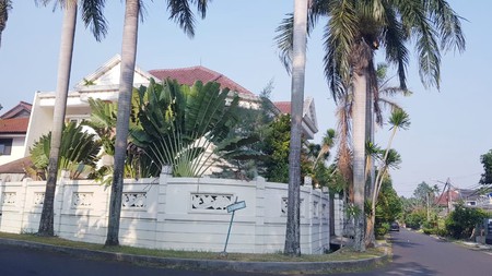 Di jual rumah luxury, mewah posisi hoek, kolam renang di Bukit Permai