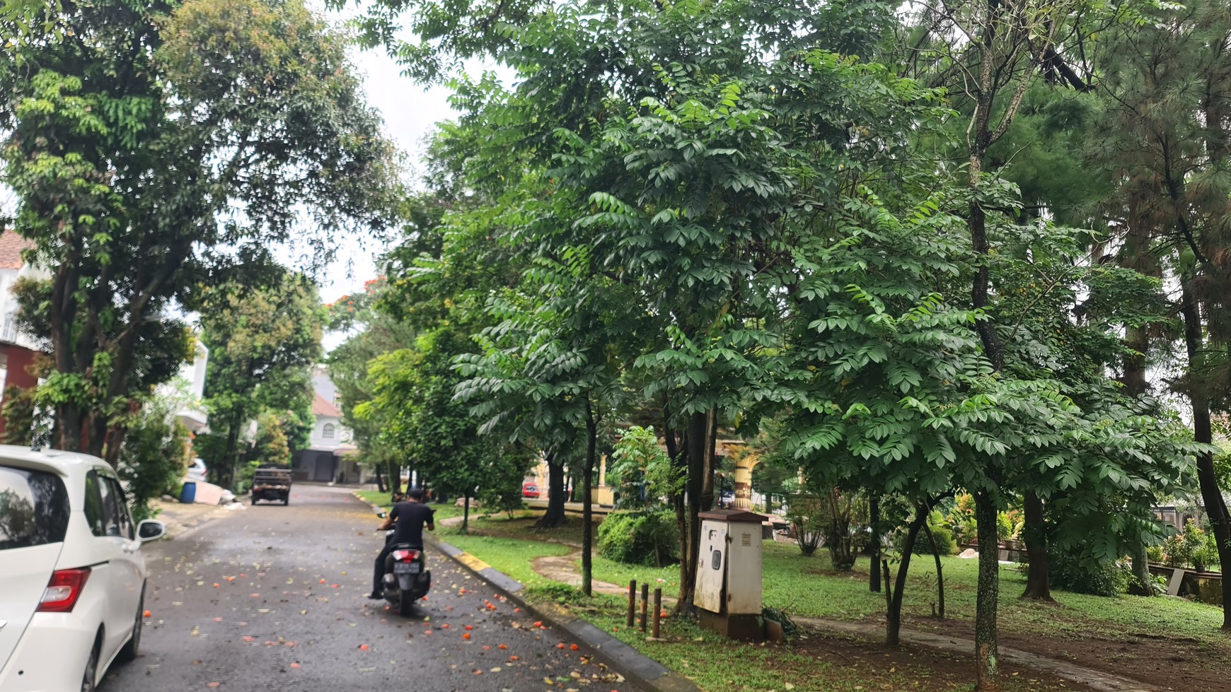 Rumah Murah Dua Lantai Hadap Taman di Legenda Wisata