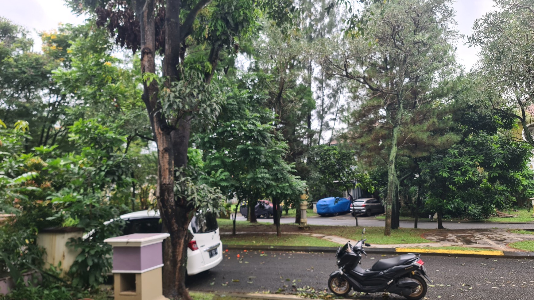 Rumah Murah Dua Lantai Hadap Taman di Legenda Wisata