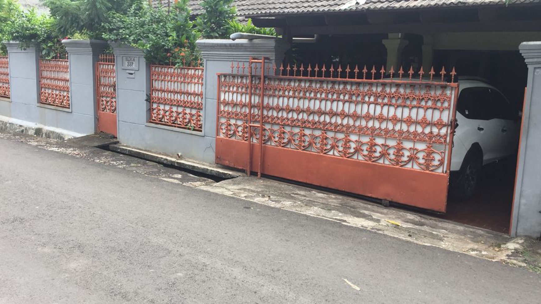 Turun Harga!! Rumah Besar 2.5 lantai di Gudang Peluru Jakarta Selatan