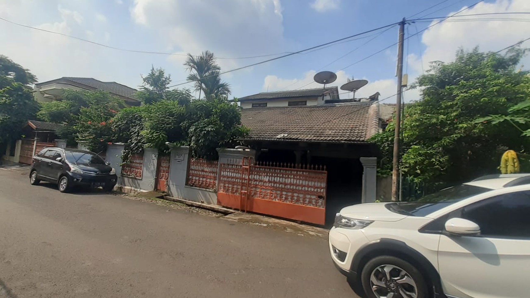 Turun Harga!! Rumah Besar 2.5 lantai di Gudang Peluru Jakarta Selatan