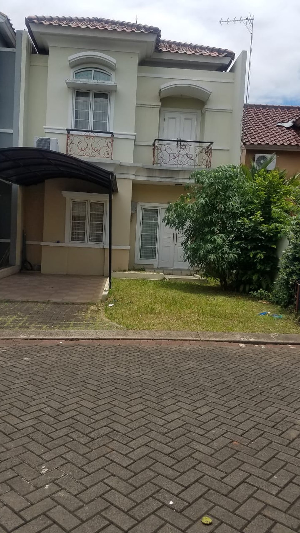 Rumah 2 Lantai Semi Furnish di Raffles Hills