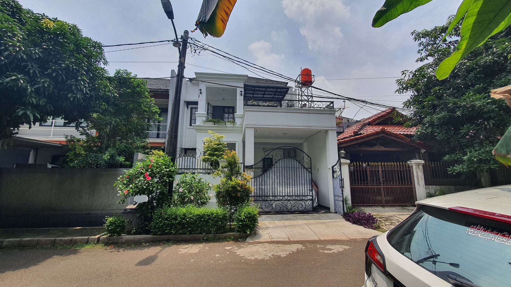 Rumah Cantik Mewah dua lantai  furnished, hoek, hadap taman di Bukit Permai