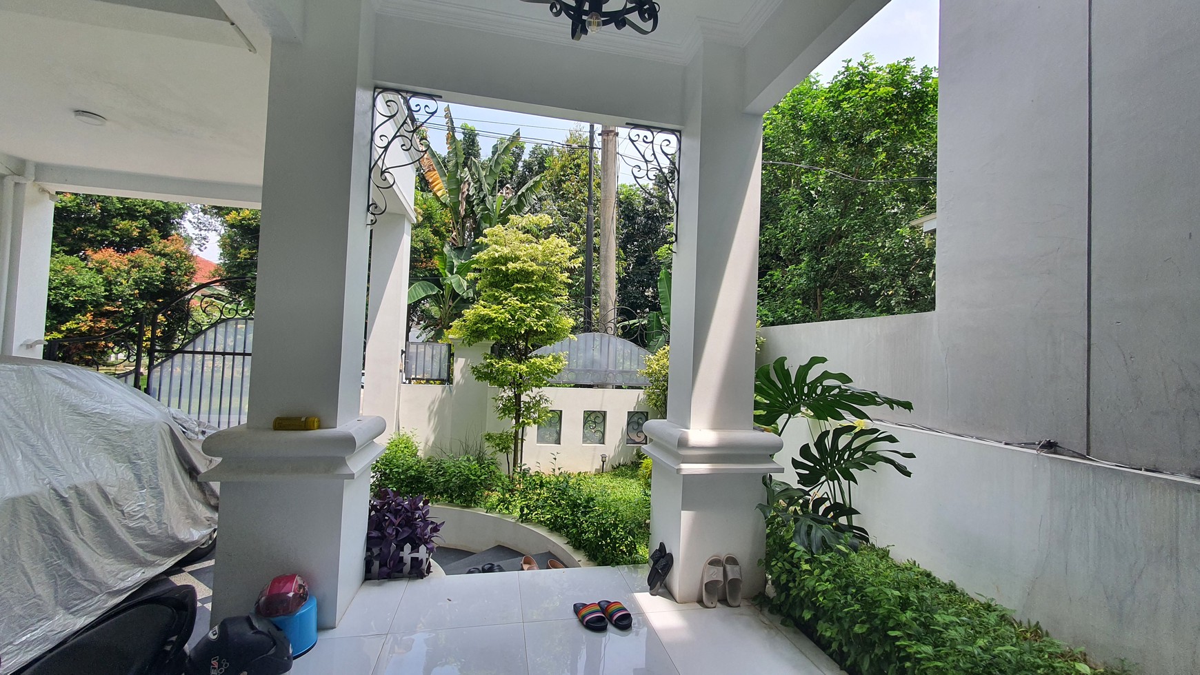 Rumah Cantik Mewah dua lantai  furnished, hoek, hadap taman di Bukit Permai