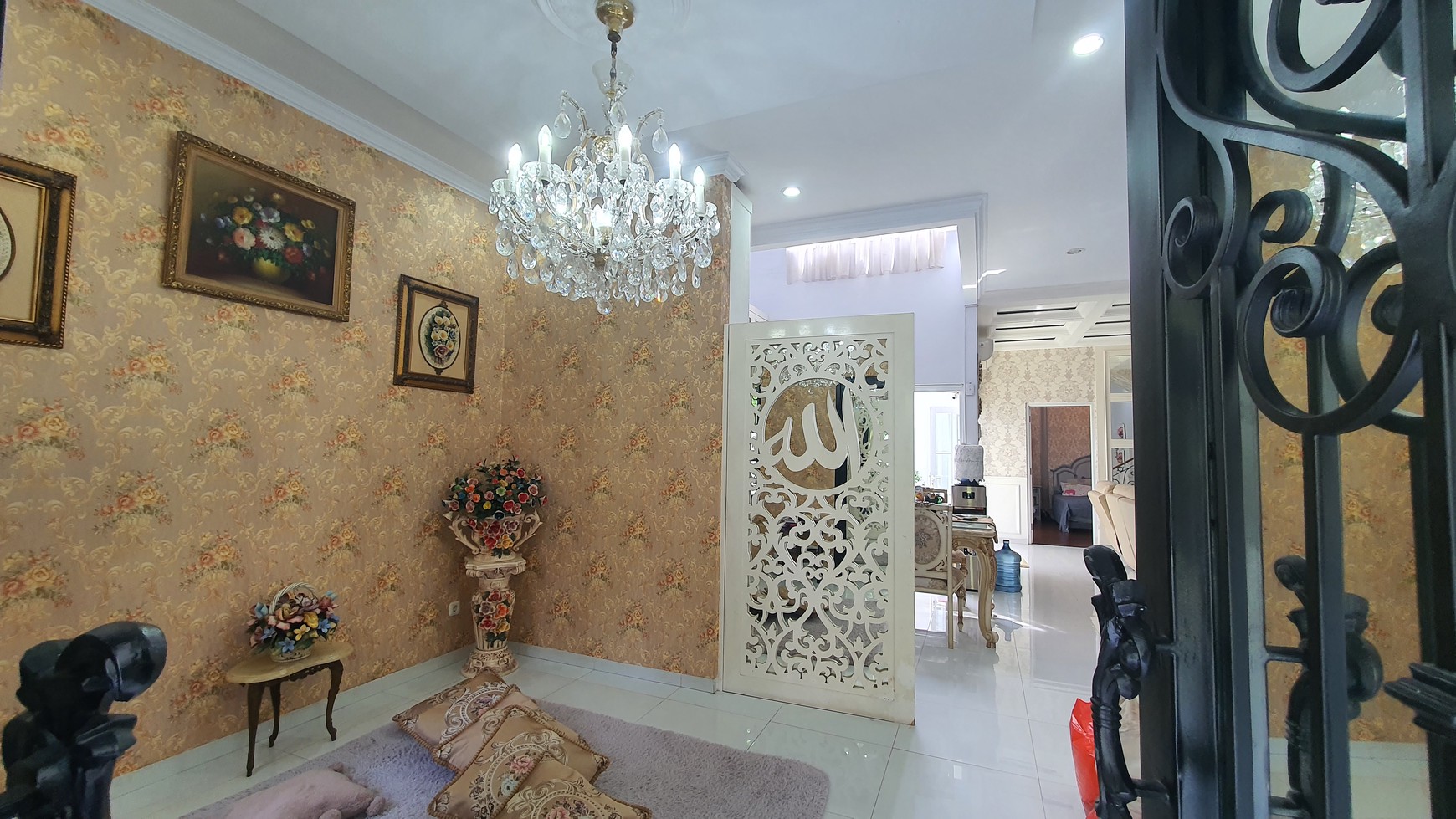 Rumah Cantik Mewah dua lantai  furnished, hoek, hadap taman di Bukit Permai