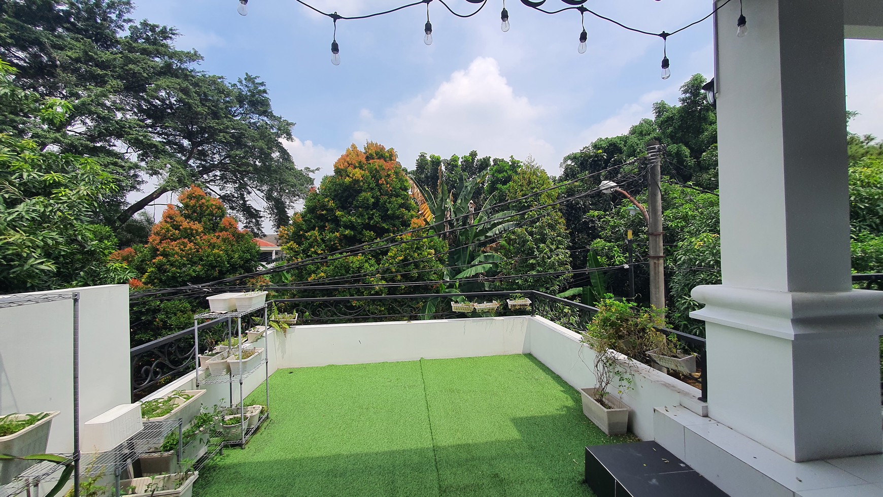 Rumah Cantik Mewah dua lantai  furnished, hoek, hadap taman di Bukit Permai