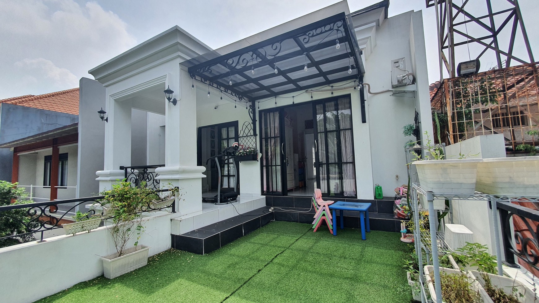 Rumah Cantik Mewah dua lantai  furnished, hoek, hadap taman di Bukit Permai