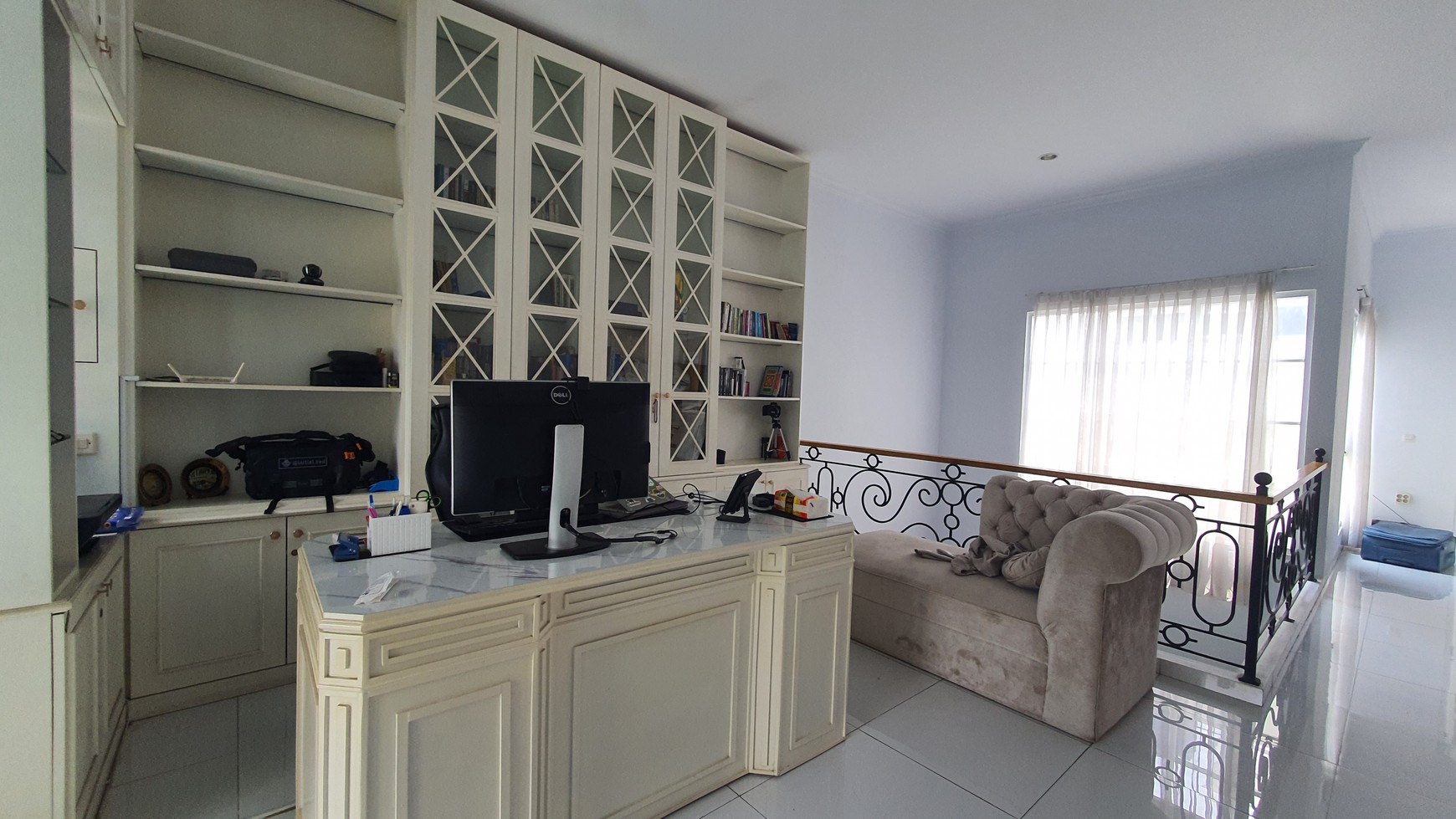 Rumah Cantik Mewah dua lantai  furnished, hoek, hadap taman di Bukit Permai