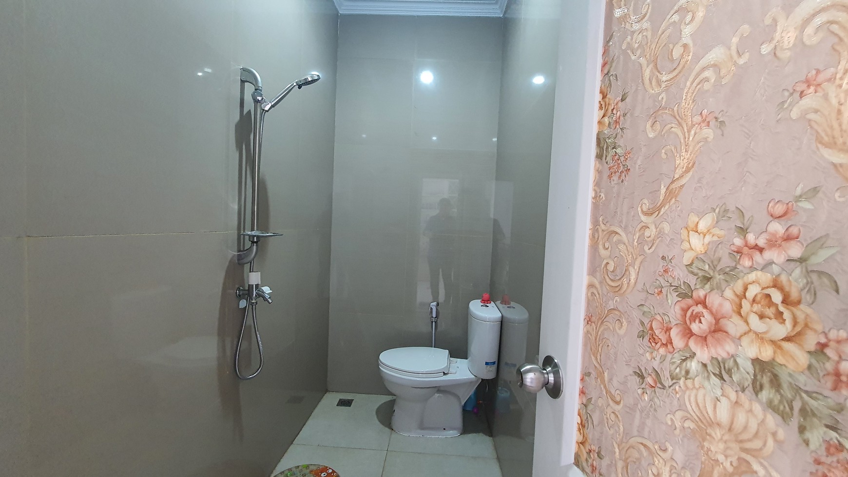 Rumah Cantik Mewah dua lantai  furnished, hoek, hadap taman di Bukit Permai