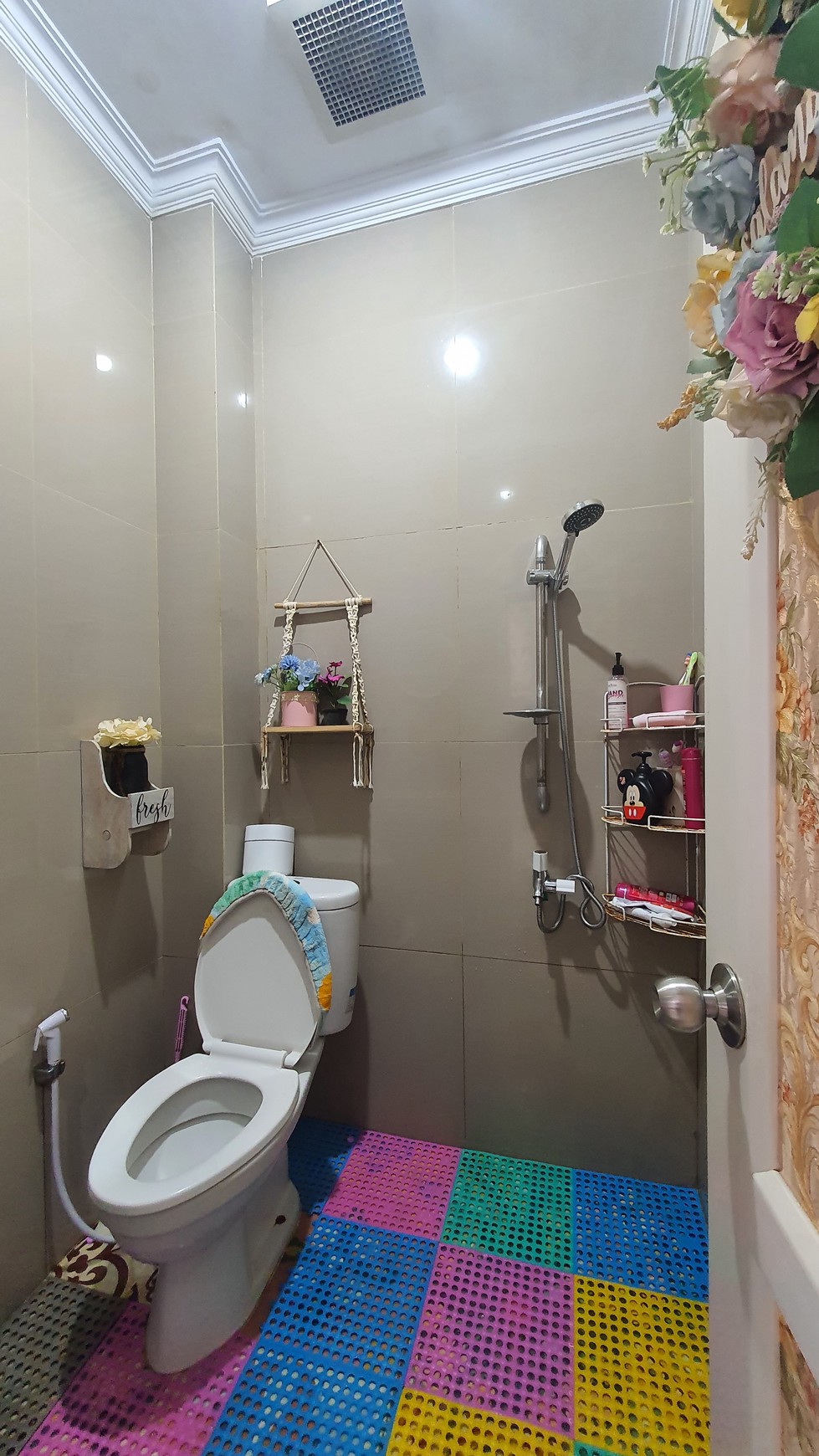 Rumah Cantik Mewah dua lantai  furnished, hoek, hadap taman di Bukit Permai