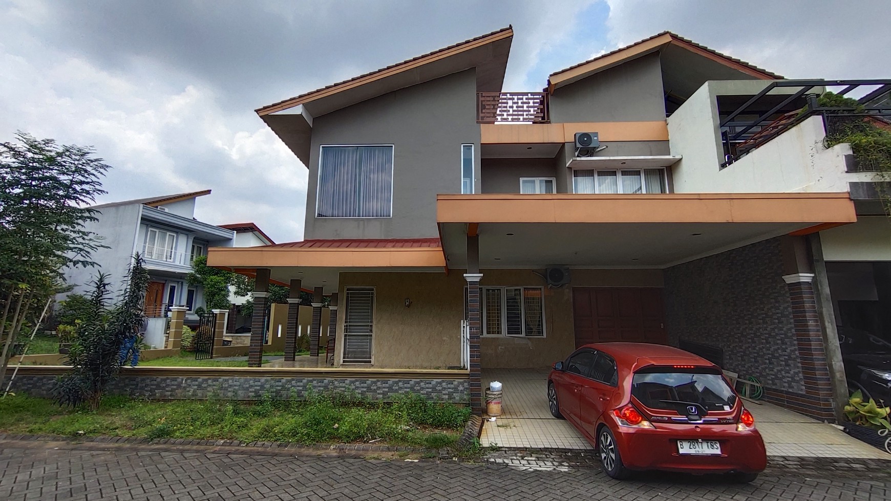 Rumah Kokoh 2 Lantai Hoek di Pancanaka Green Leaf Cibubur 