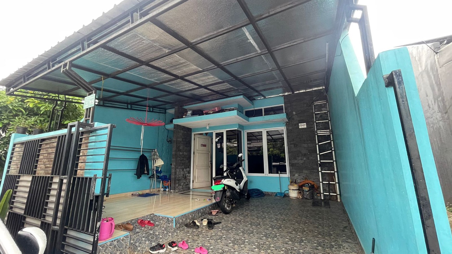 Rumah cantik siap huni di Grand Mekarsari Residence 