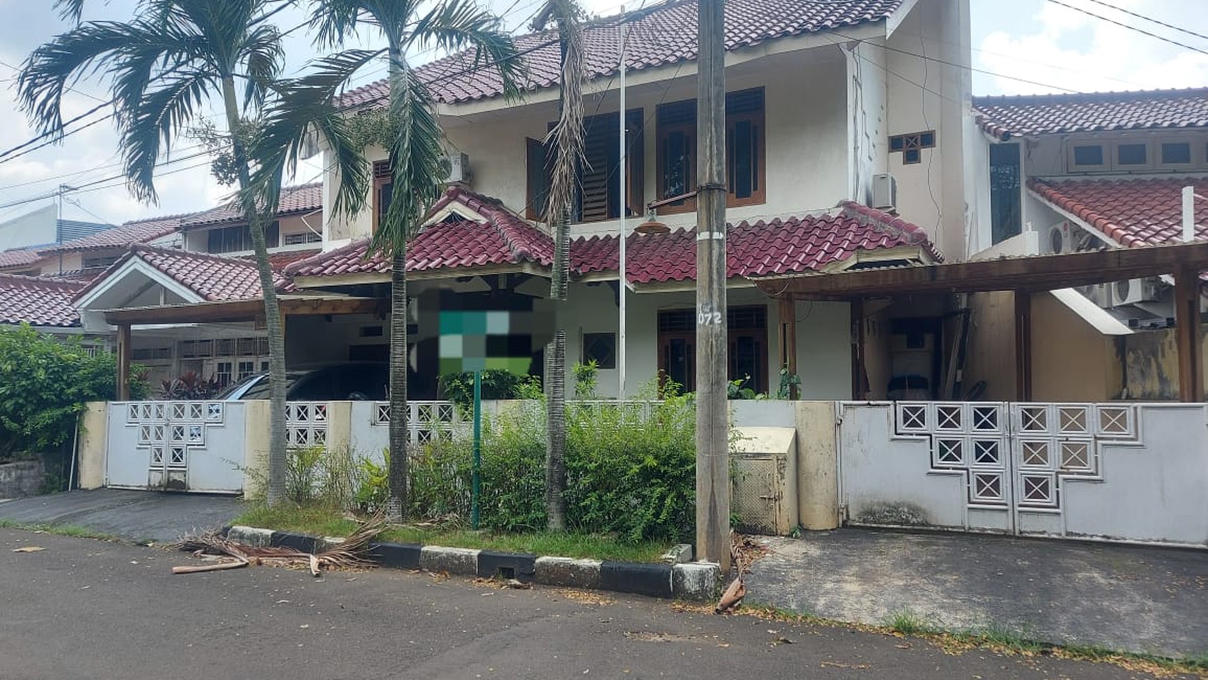 Lebak Bulus, Komplek Bumi Karang Indah selangkah ke MRT Lebak Bulus.