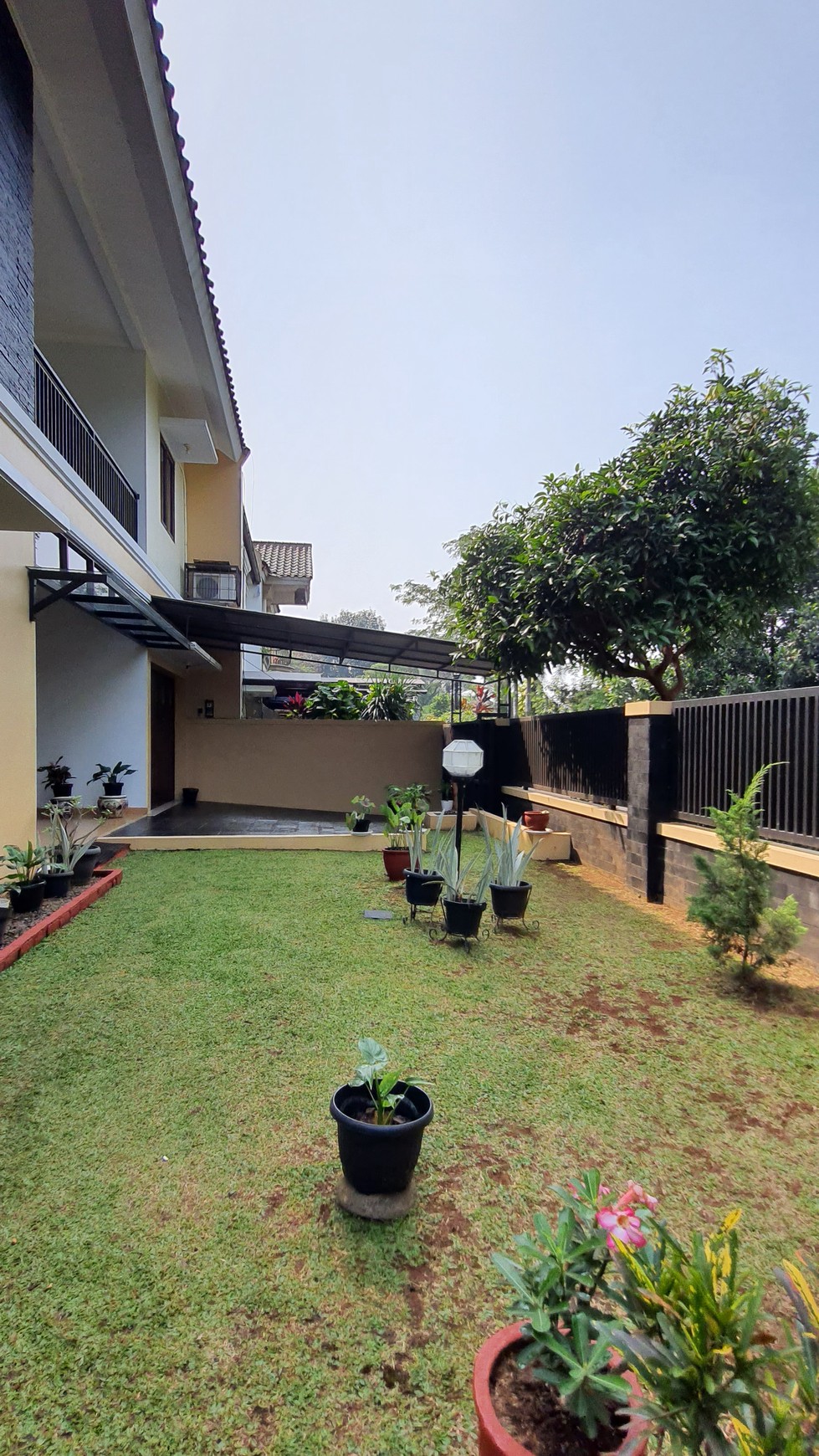 Rumah Hoek Terawat di Citra Grand, Cibubur