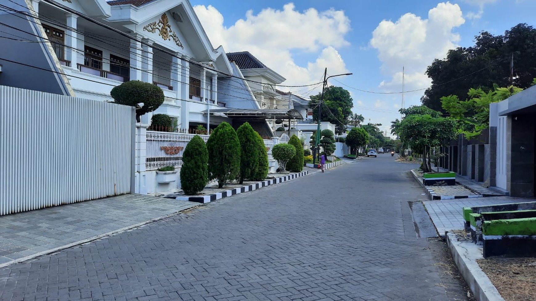 Rumah Kupang Indah - Surabaya - Luas 700 m2 - Mewah  + Garasi Carport 4 Mobil