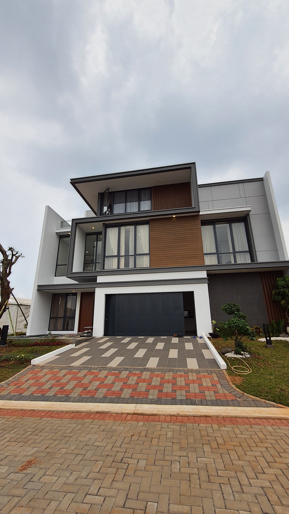 Rumah Mewah Cluster Atherton di Kota Wisata, Cibubur