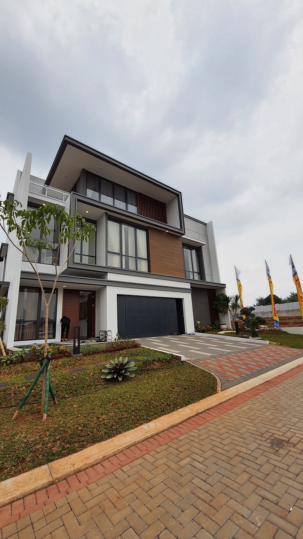 Rumah Mewah Cluster Atherton di Kota Wisata, Cibubur