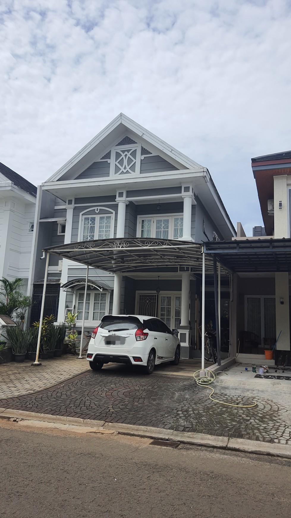 Best Deal!! Rumah Cantik 2 lantai di Kota Wisata