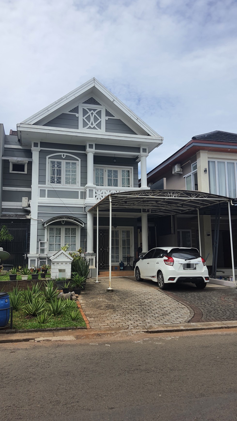 Best Deal!! Rumah Cantik 2 lantai di Kota Wisata