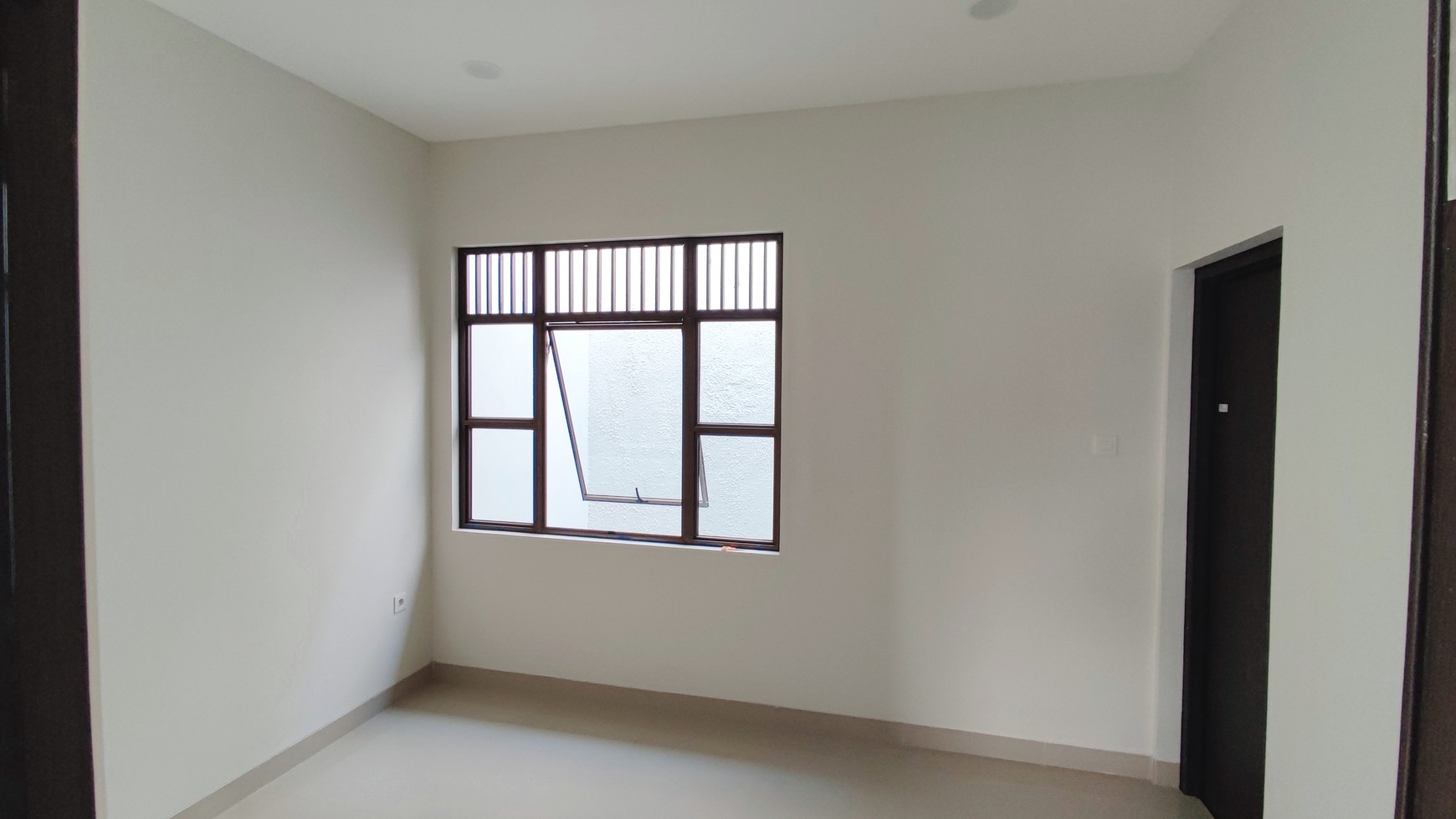 Hot Properti. Rumah Modern Minimalis Nusa Loka, BSD.