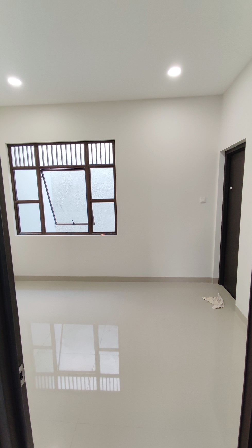 Hot Properti. Rumah Modern Minimalis Nusa Loka, BSD.