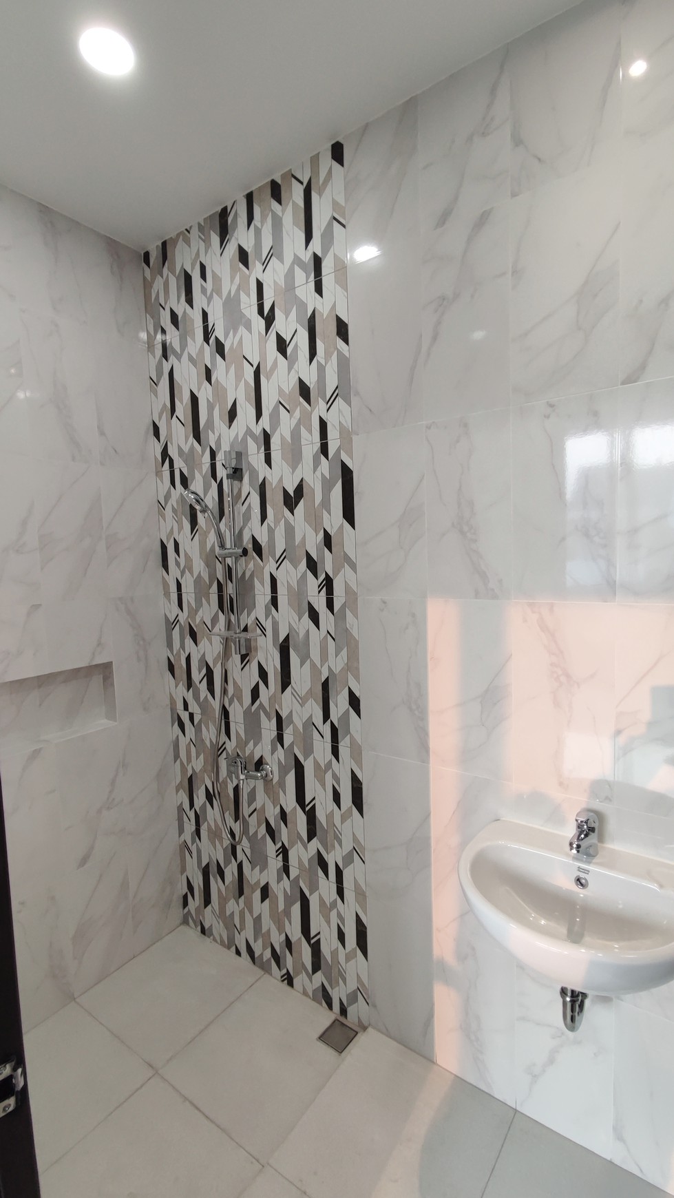 Hot Properti. Rumah Modern Minimalis Nusa Loka, BSD.