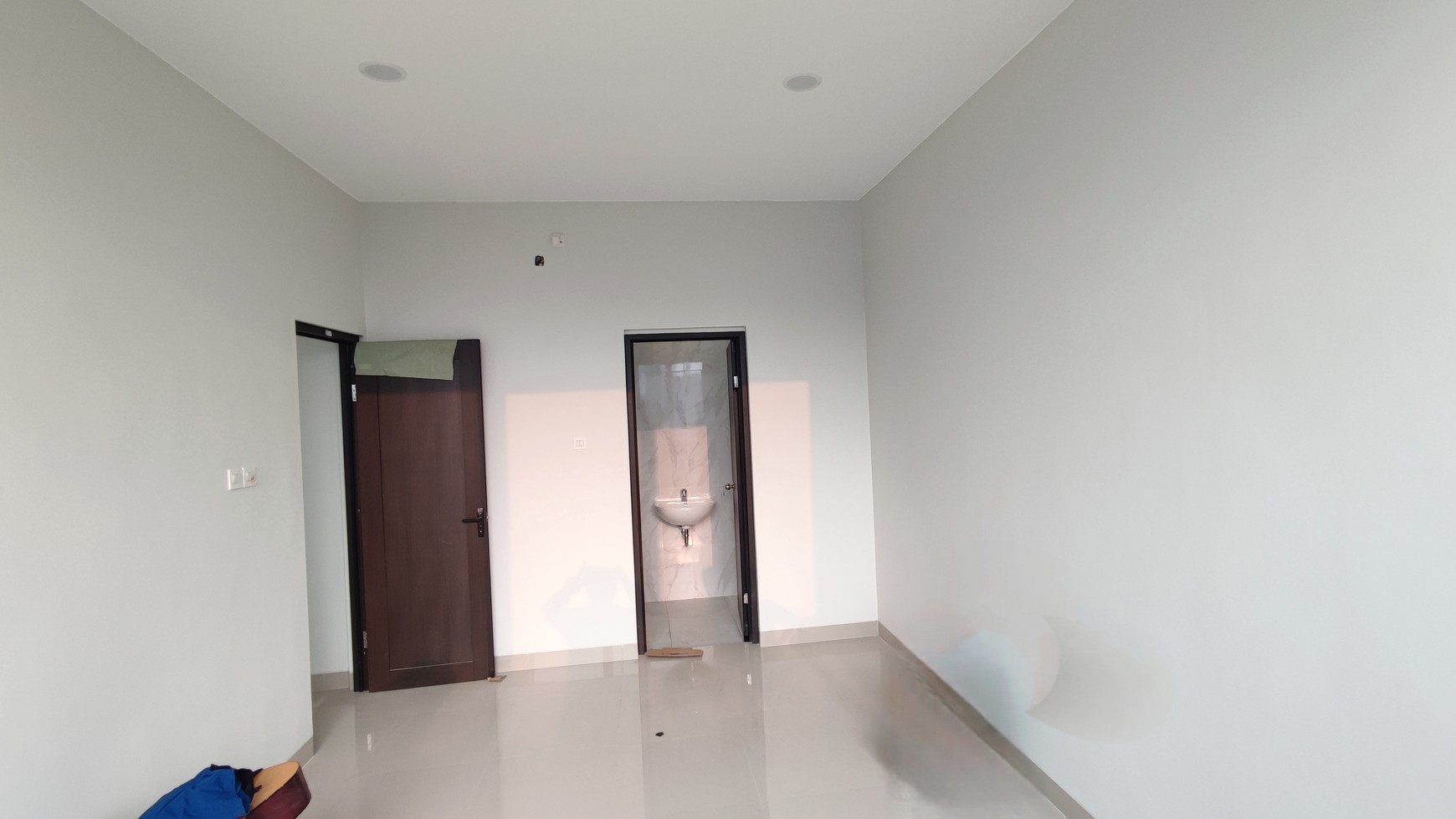 Hot Properti. Rumah Modern Minimalis Nusa Loka, BSD.
