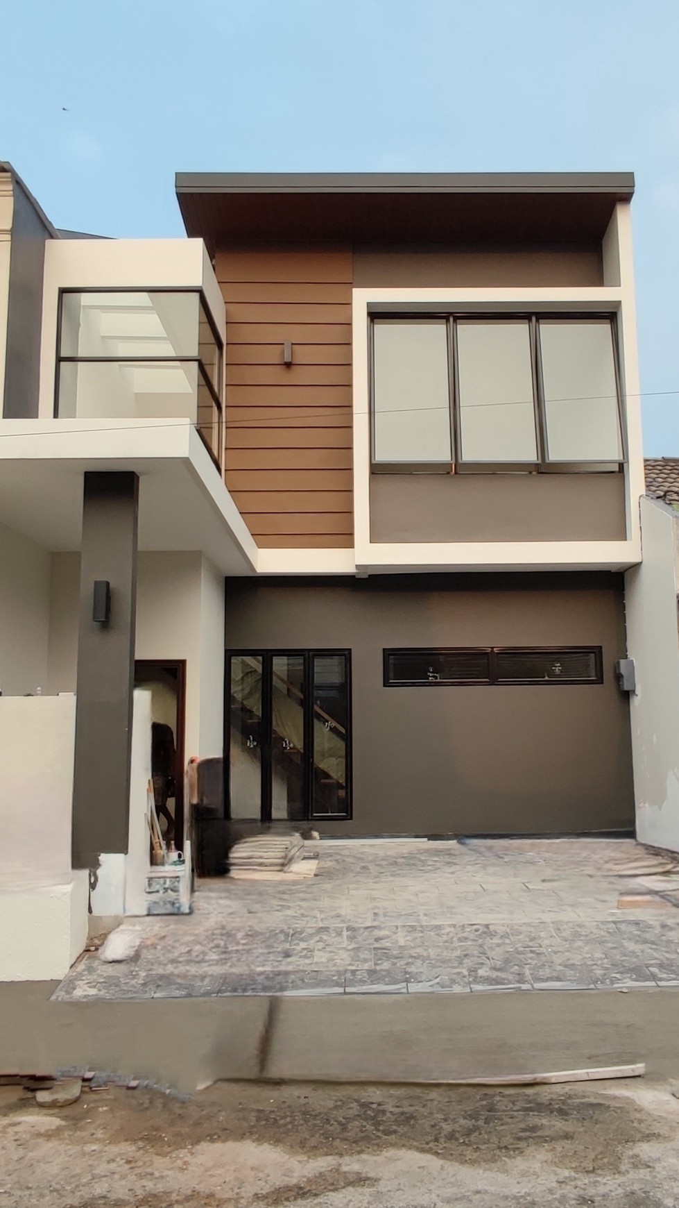 Hot Properti. Rumah Modern Minimalis Nusa Loka, BSD.