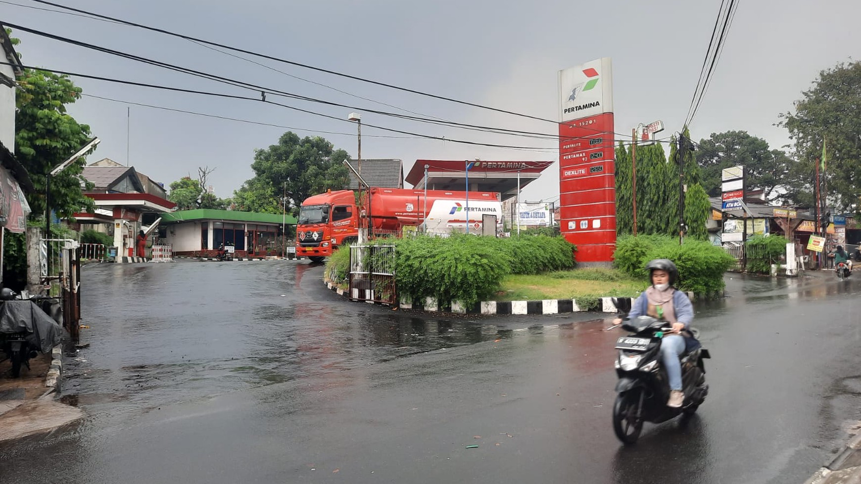 SPBU  Jl. Pondok Karya, Pondok Aren Tangsel