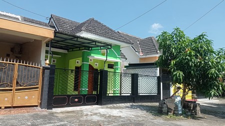 RUMAH DI PERUM GRIYA SAFARI 